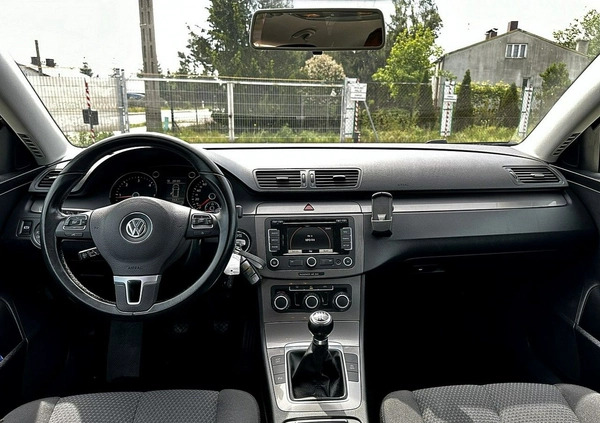 Volkswagen Passat cena 18900 przebieg: 274000, rok produkcji 2010 z Andrychów małe 172